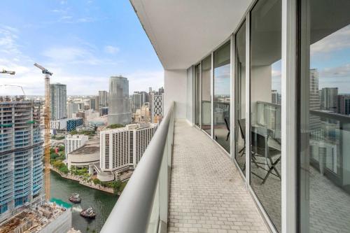 un balcon avec vue sur une ville dans l'établissement Luxury Waterfront W Hotel Condo Brickell Skyline Views, à Miami
