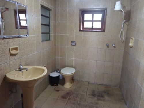 a bathroom with a sink and a toilet at Sitio alto valinhos in Itamonte