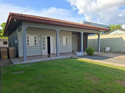 Residencial Paraviana-Casa Piscina في بوا فيستا: منزل صغير وامامه حديقة