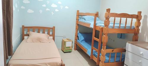 Un dormitorio con dos literas en una habitación. en Casa familiar completa con patio grande y estacionamiento en zona tranquila, en Ciudad del Este