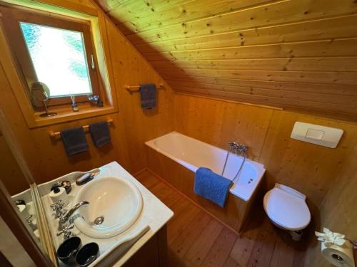 Ένα μπάνιο στο Landhaus Finkenhof