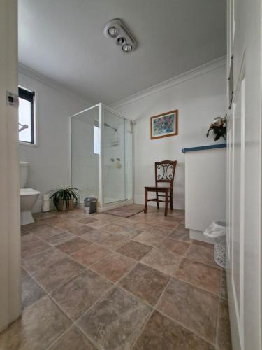 Un baño con ducha de cristal y un inodoro. en Beulah Retreat, en Tara