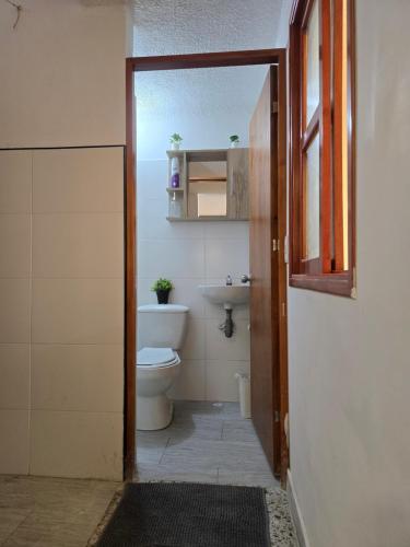 um banheiro com vaso sanitário e pia em Rincon Urbano Tunja Alojamiento em Tunja