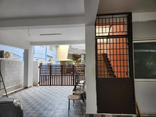 コインバトールにあるVPM Homestayのキッチン付きの部屋への開放ドア