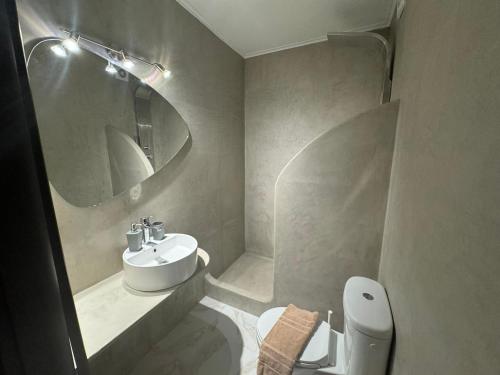 Koupelna v ubytování Orange House