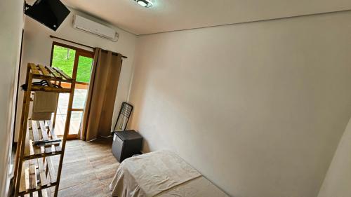 En eller flere senge i et værelse på Pousada Canto Da Ribeira