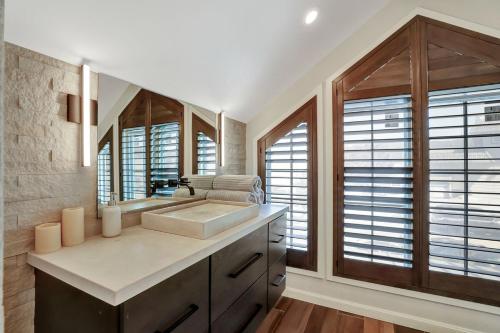 A little piece of heaven... في خليج هاف مون: حمام مع حوض ومرآة كبيرة