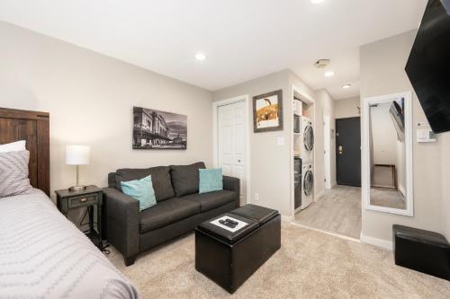 a living room with a couch and a bed at Guest Suite Downtown Winter Park GREAT LOCATION in Winter Park