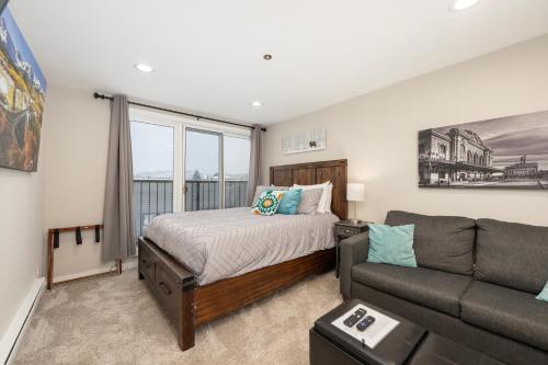 a bedroom with a bed and a couch at Guest Suite Downtown Winter Park GREAT LOCATION in Winter Park