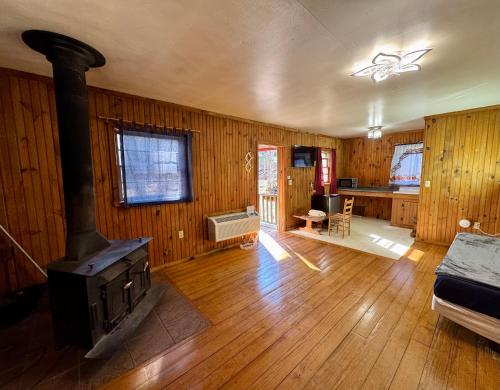 Ένα ή περισσότερα κρεβάτια σε δωμάτιο στο Parkview Lodge & Cabins