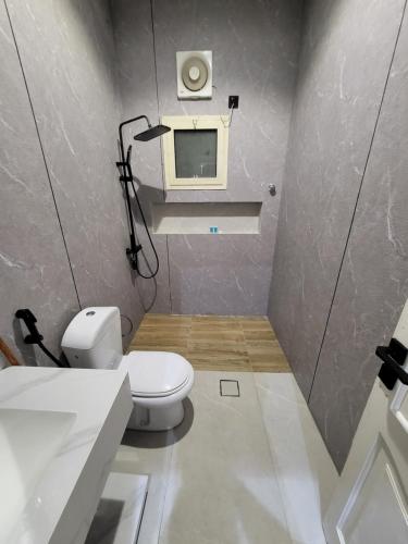 a small bathroom with a toilet and a sink at المسكن الزاهي الامير فواز in Jeddah