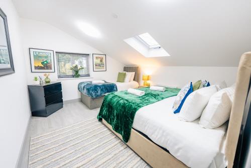 Postel nebo postele na pokoji v ubytování 3 Bedrooms Luxury Apartment with Free Street Parking and Fast WiFi