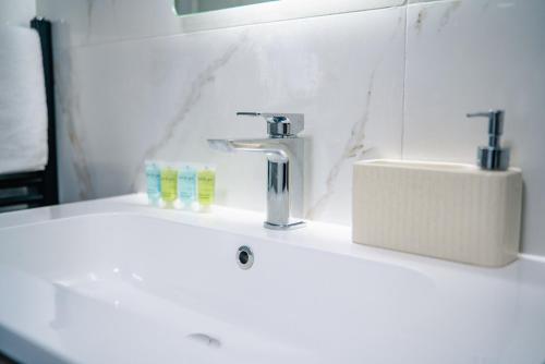 Koupelna v ubytování 3 Bedrooms Luxury Apartment with Free Street Parking and Fast WiFi