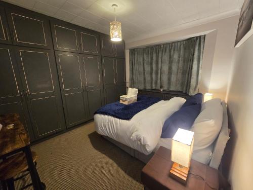 Ένα ή περισσότερα κρεβάτια σε δωμάτιο στο Entire Upstairs 1-Bedroom London Home with Private Bathroom and Kitchen, Great City and Heathrow Links