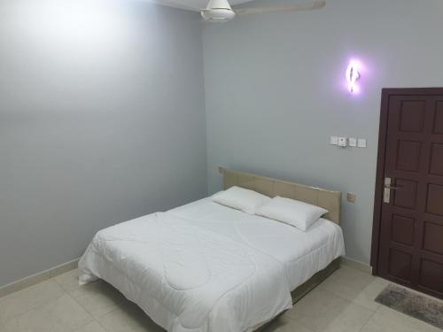 Postel nebo postele na pokoji v ubytování Al Buraq Economic Apartments