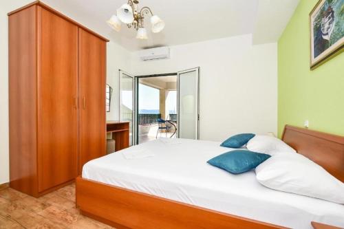 Apartments with parking space Makarska - 24992