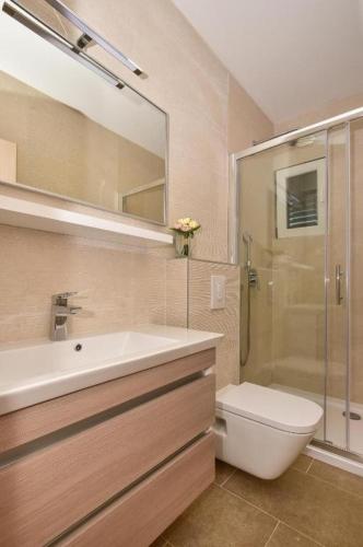 Apartments with parking space Makarska - 24992