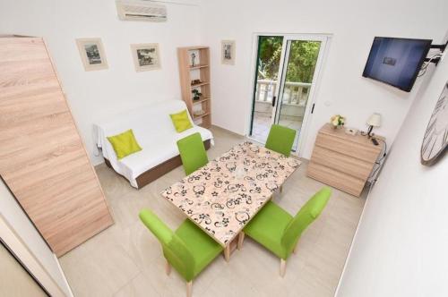 Apartments with parking space Makarska - 24992