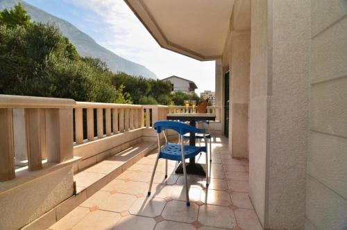 Apartments with parking space Makarska - 24992