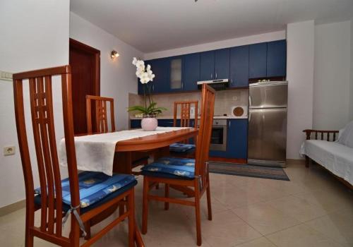 Apartments with parking space Makarska - 24992