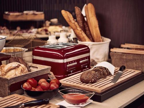Una mesa con pan y otros alimentos sobre ella. en Sofitel Barcelona Skipper, en Barcelona