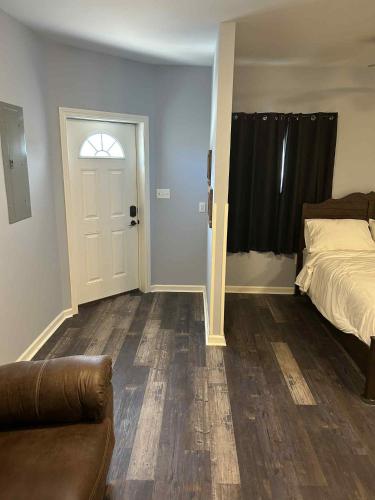 Ένα ή περισσότερα κρεβάτια σε δωμάτιο στο The Rustic Railroad Studio