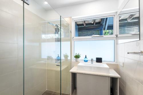 Et badeværelse på 2-12 Hill Street Sunshine Beach