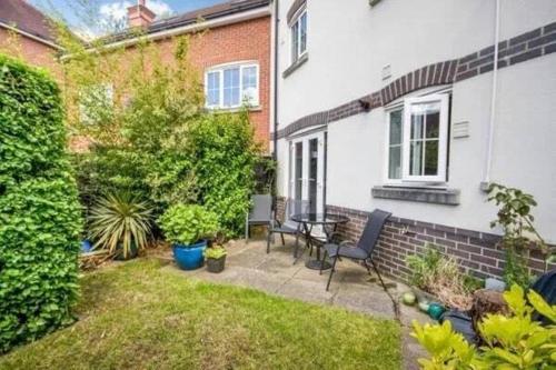 Un jardín fuera de Chineham Town-House, Great for Group Get-Aways, Families & Contractors
