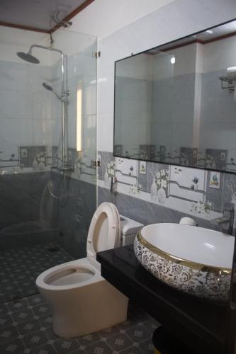 a bathroom with a toilet and a sink and a shower at Tam Coc Michoc Homestay in Ninh Binh