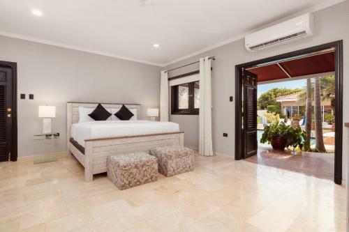Postel nebo postele na pokoji v ubytování 5BR Family Bed Pool Villa Serene Grace By Bocobay