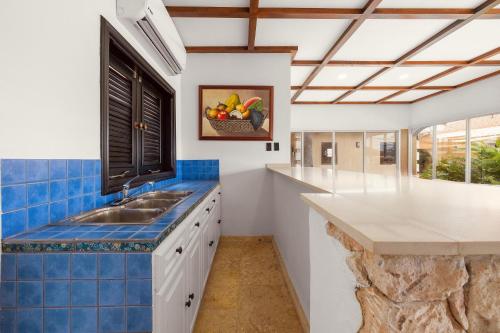 Kuchyň nebo kuchyňský kout v ubytování 5BR Family Bed Pool Villa Serene Grace By Bocobay