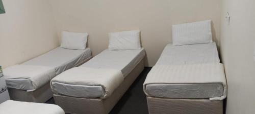 Giường trong phòng chung tại نزل التقوى