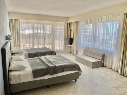 Postel nebo postele na pokoji v ubytování Condo in Ocean Front Resort