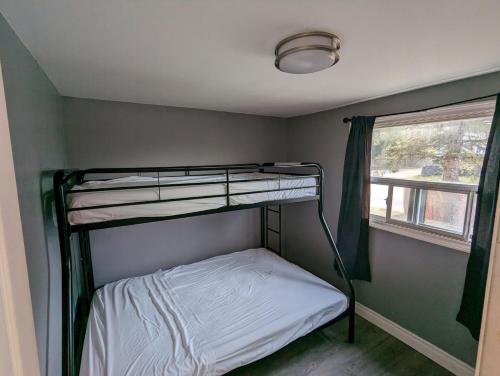 Postel nebo postele na pokoji v ubytování Modern Tiny Wood Cottage #2