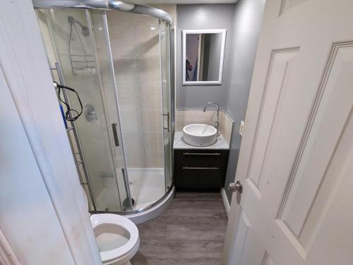 Koupelna v ubytování Modern Tiny Wood Cottage #2