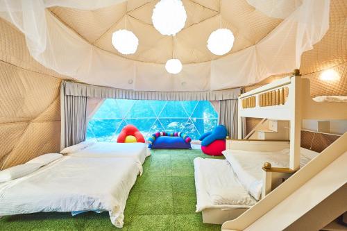 Postel nebo postele na pokoji v ubytování リバーサイドグランピングNuts