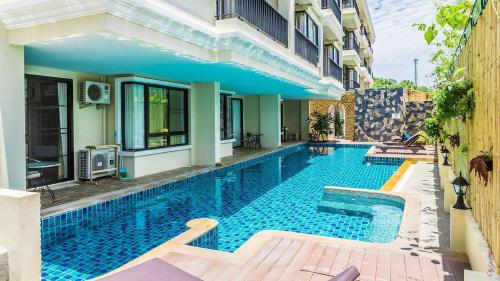 una piscina frente a un edificio en Cozy 2 Bedrooms - The Lago Nai Harn by AHP, en Rawai Beach