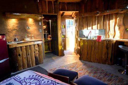 a kitchen with a counter and a sink in a room at Refugio de tierra con vistas en Ocoa in Viña Guzmán