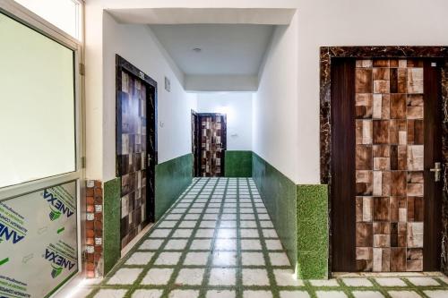 贾姆谢德布尔Hotel O Creation Premium的建筑的走廊,有瓷砖地板