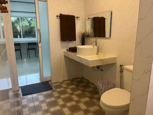 365 Place Maikhao في Ban Mai Salae: حمام مع حوض ومرحاض