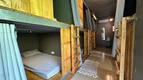 Postel nebo postele na pokoji v ubytování Resting Rabbit Hostel