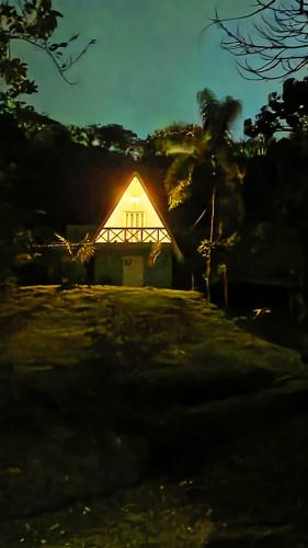 Una casa con una luz en el frente. en Cabana dos Coqueiros Para-tí, en Taquara