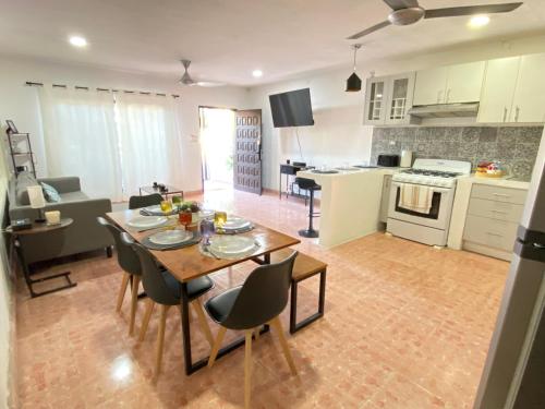 Casa Montejo a 5 min del Centro Histórico, 8 personas في ميريدا: مطبخ وغرفة معيشة مع طاولة وكراسي