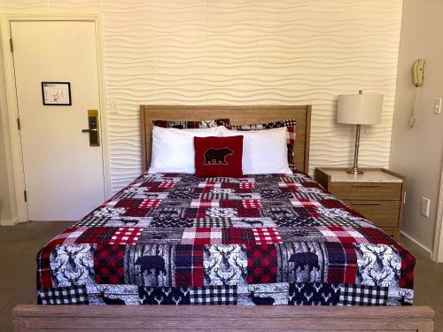 Ένα ή περισσότερα κρεβάτια σε δωμάτιο στο COZY ATTITASH GETAWAY - Walk to lifts, Pool, Hot tub, Game room, Storyland