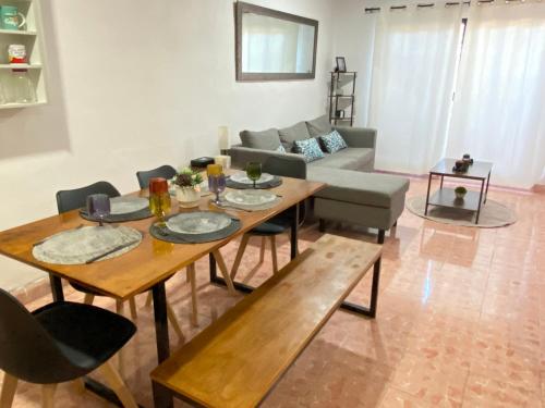 Casa Montejo a 5 min del Centro Histórico, 8 personas في ميريدا: غرفة معيشة مع طاولة وأريكة