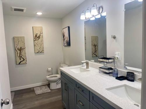Un baño con dos lavabos y un inodoro. en New 3BR in Central Miami Location for Family & Groups, en Miami