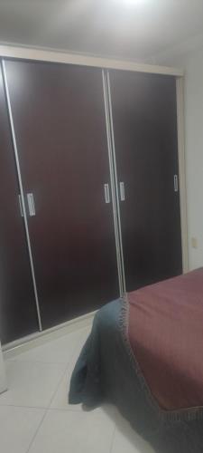 1 dormitorio con ventana grande y cama en Suíte na rua da praia, en Porto Belo