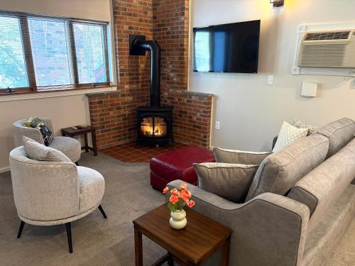 TV a/nebo společenská místnost v ubytování Cozy Attitash Getaway-1BR-Pool-Walk to Attitash