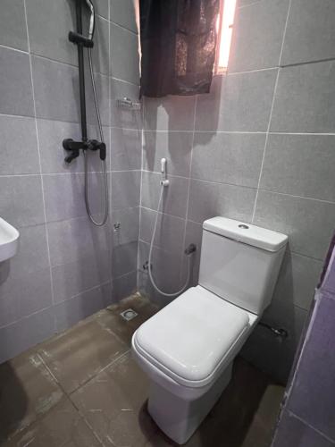 un baño con inodoro y ducha en Eagles Hotel and Apartments, en Dushepe