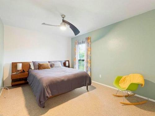 une chambre avec un lit et un mur végétal dans l'établissement 2 Bedroom 1 Bath Condo, à Fort Myers